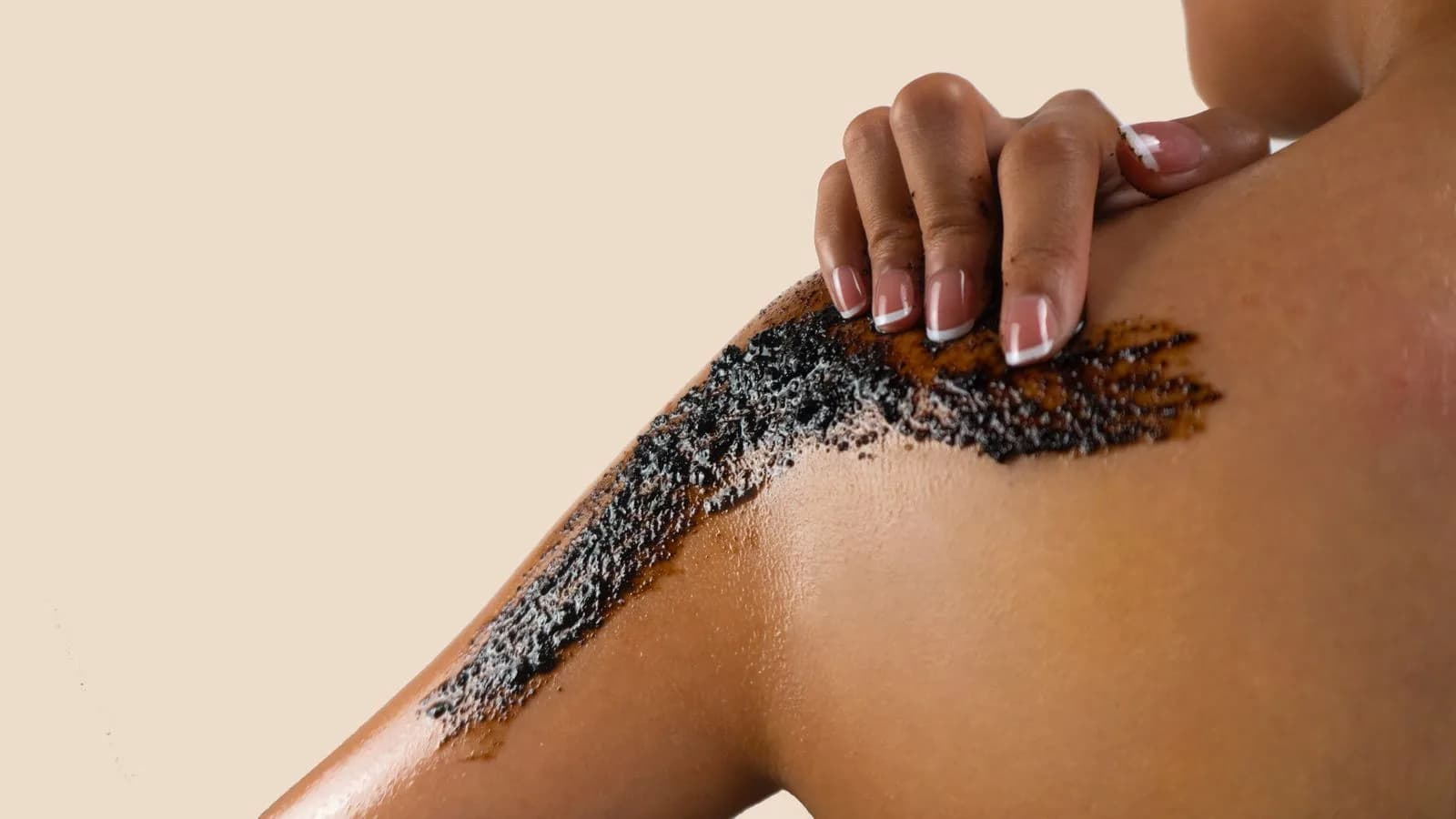 Body exfoliation with a coarse mitt during the scrubbing stage of a hammam