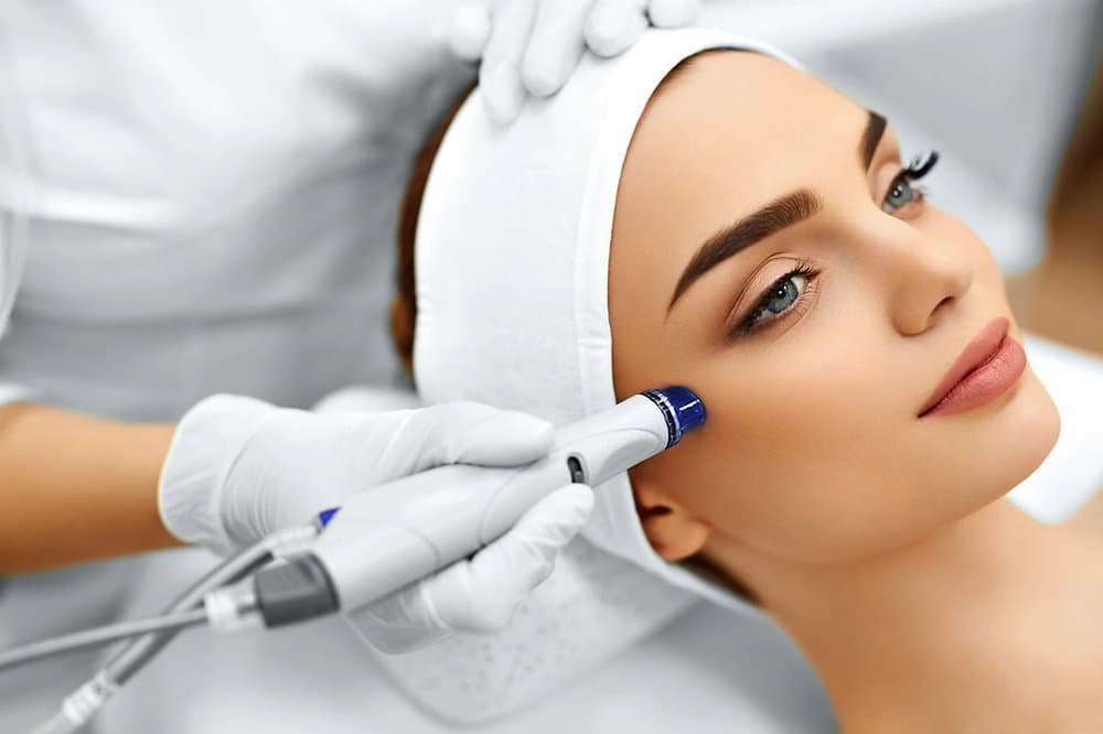 Advanced Hydrating Facial vs. Traditional Facials: Understanding the Differences